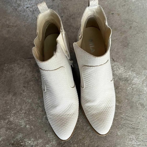 Woman’s high heeled boot size 8 - Picture 3 of 5